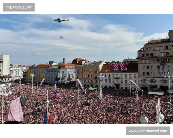 克罗地亚广场投影比赛实况,球迷燃放烟花庆祝晋级 克罗地亚广场投影比赛实况,球迷燃放烟花庆祝晋级